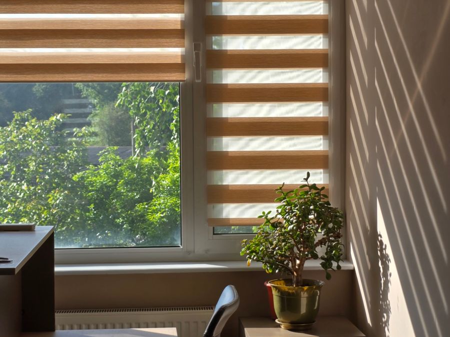Zebra shade with alternating bands